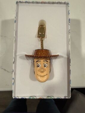 BaubleBar Woody Face Keychain in Tan and Gold